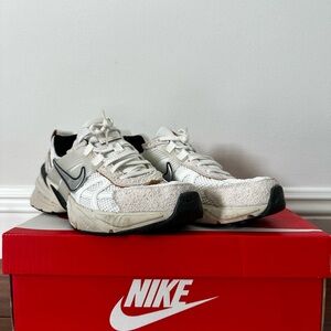 Nike Men’s White and Black Neutral-Accent Sneakers